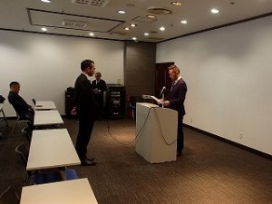 JPI理事 園山事務局長より合格証書授与